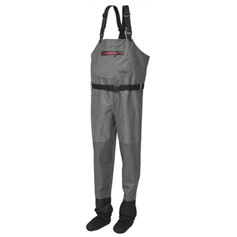 La imagen muestra el Wader Respirable Dam Stockingfoot en color gris, con un bolsillo en el pecho integrado con el logotipo de la marca "DAM" y tirantes negros ajustables. Estos waders con medias se extienden desde los pies hasta el pecho e incluyen un cinturón negro alrededor de la cintura para un ajuste seguro.