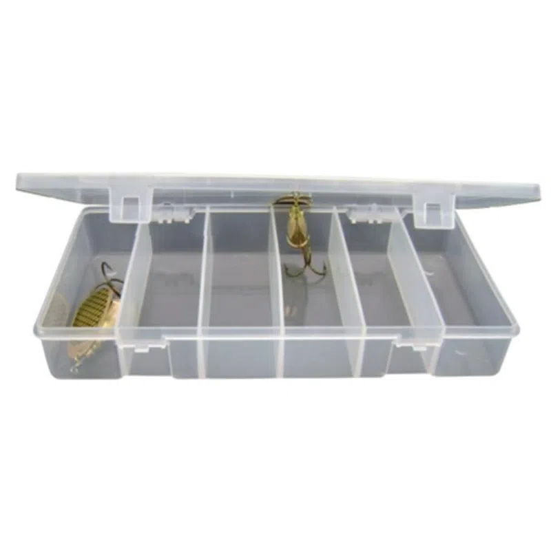 La Caja de Pesca Tec es una caja de aparejos de plástico transparente con tapa abatible y cinco secciones, diseñada para organizar cuidadosamente tres señuelos de pesca en compartimentos separados, cada uno equipado con anzuelos de metal para su próxima gran captura.
