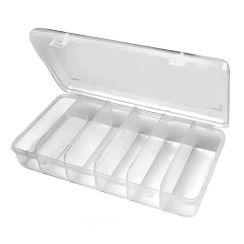 La Caja de Pesca Tec es una caja organizadora de plástico transparente con seis compartimentos y una tapa abierta con bisagras. Diseñada para un almacenamiento óptimo, cuenta con divisores de plástico transparente entre los compartimentos, lo que garantiza practicidad y comodidad.