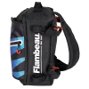La Mochila Flambeau IKE Speed Sling 540TKE presenta un diseño refinado en negro acentuado con detalles en azul, correas ajustables para mayor comodidad y un práctico asa superior. El nombre de la marca está acompañado por "Est. 1947" impreso verticalmente. Las hebillas de las correas se destacan con elementos de color naranja vibrante, lo que ofrece un toque adicional de estilo.