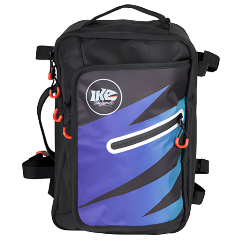 La Mochila Flambeau IKE Speed Sling 540TKE es una mochila negra adornada con tiradores de cremallera y hebillas de color rojo. Cuenta con un bolsillo frontal decorado con un diseño geométrico azul y morado, junto con un pequeño parche con el logotipo "IK Multimedia" en blanco en la parte superior izquierda del bolsillo frontal. El asa superior y las correas para los hombros de la mochila también son claramente visibles, lo que la hace destacar.