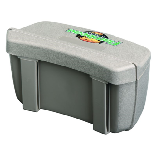 Un contenedor de plástico rectangular de color gris con una superficie texturizada y una pegatina de colores en la parte superior. La pegatina muestra un diseño divertido que dice "Incredi Box" sobre un fondo de estilo de dibujos animados, similar al estilo de la Caja Carnada Flambeau Belt Mate 6610.