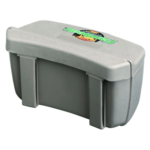 Un contenedor de plástico rectangular de color gris con una superficie texturizada y una pegatina de colores en la parte superior. La pegatina muestra un diseño divertido que dice "Incredi Box" sobre un fondo de estilo de dibujos animados, similar al estilo de la Caja Carnada Flambeau Belt Mate 6610.