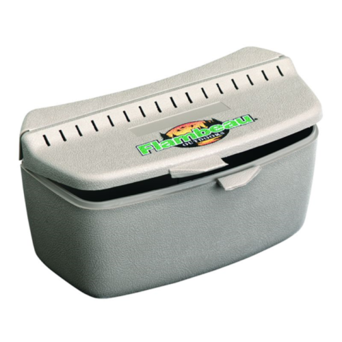 Una caja de almacenamiento de plástico gris texturizado con una tapa curva y ventilada que presenta el logotipo de Flambeau Outdoors en la parte superior. La Caja Carnada Flambeau Belt Mate 6610 tiene un pestillo en la parte delantera y está ligeramente abierta, lo que permite ver un interior oscuro.
