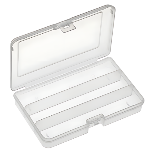 La Caja de Pesca Panaro 101 DTN es una caja de almacenamiento de plástico transparente que incluye tres compartimentos, separados por dos divisores, y cuenta con una tapa con bisagras abiertas con un mecanismo de cierre a presión en la parte delantera.