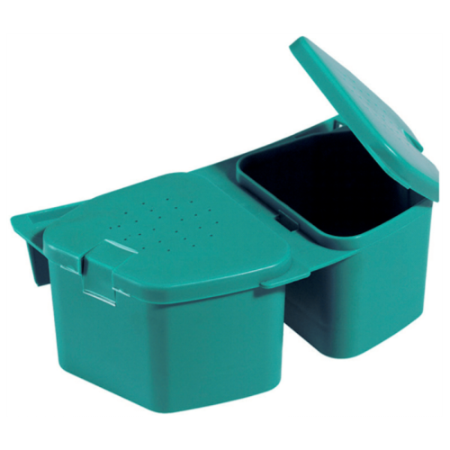 Un contenedor de plástico verde Caja Carnada Panaro 106-N tiene dos compartimentos, uno abierto y otro cerrado. Las tapas tienen pequeños orificios de ventilación y la tapa abierta con bisagras revela un interior negro vacío.
