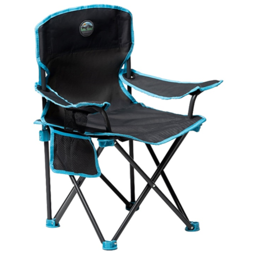 La Silla Camping Niños Atakama Outdoor Chaitén es una silla de camping plegable de color negro con detalles en azul. Incluye apoyabrazos con portavasos incorporados, un bolsillo de malla en un lateral y cuenta con un resistente marco de metal negro con patas de plástico azules para mayor estabilidad. ¡Perfecta para aventuras al aire libre!