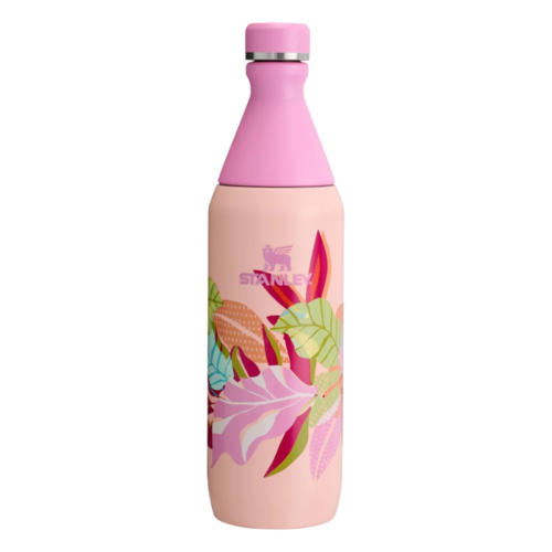La Botella Térmica Stanley All Day Slim 591 ml en color rosa muestra un colorido diseño floral con hojas y pétalos en tonos vivos de verde, rosa y naranja. Esta elegante botella incluye un cuello estrecho y está rematada con un tapón rosa a juego.