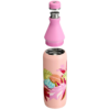 Se muestra la Botella Térmica Stanley All Day Slim 591 ml, una botella de agua reutilizable de color rosa con un diseño floral colorido. La tapa se separa y se coloca sobre la botella térmica, revelando su interior metálico. Hojas vibrantes de color rojo, verde y amarillo adornan su superficie.