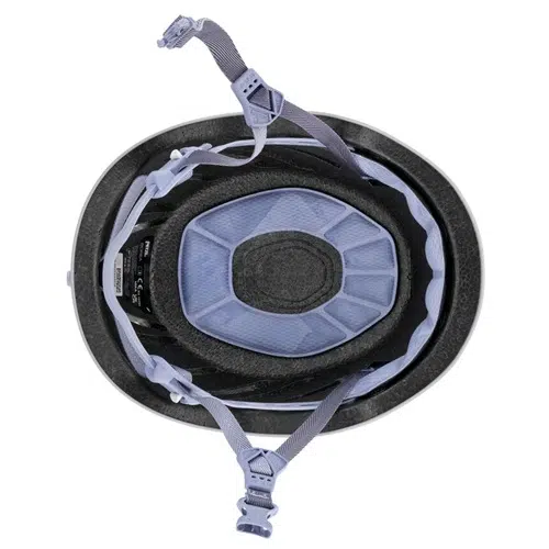 La imagen muestra el interior del casco Petzl Borea 2024, destacando su forro acolchado y sus correas ajustables en una combinación de tonos celeste y gris.