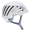Vista de perfil del elegante casco de escalada Petzl Borea 2024, equipado con ranuras de ventilación y una correa ajustable para la barbilla de color gris. Este casco moderno es ideal para aventuras al aire libre.