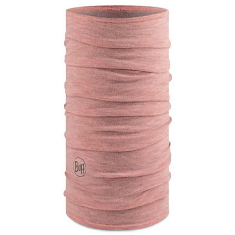 La Bandana Buff Merino Midweight Melange Rosewood es una polaina de cuello tubular en un color rosa suave, con una textura ligeramente arrugada. Está hecha con lana Merino Melange Rosewood de peso medio y luce un pequeño logotipo en la parte inferior que dice "Buff.