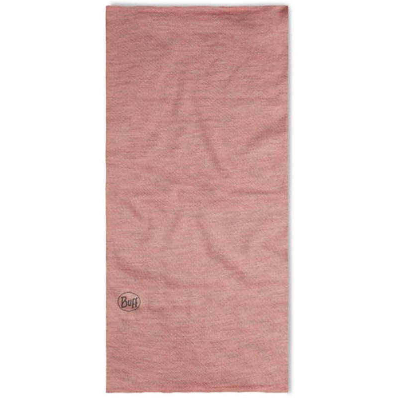 El pañuelo Buff Merino Midweight Melange Rosewood, que se presenta en posición horizontal, es un accesorio multifuncional para la cabeza de color rosa claro con una textura sutil y un pequeño logotipo cerca de la esquina inferior izquierda. Está confeccionado con un material suave y elástico, lo que lo convierte en una prenda versátil para diversas actividades y, al mismo tiempo, captura la esencia del jaspeado Rosewood.
