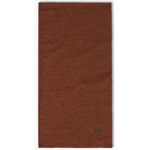 Bandana Buff Merino Lightweight Multistripes es un pañuelo de tela rectangular de color marrón óxido con un sutil logotipo bordado en la esquina inferior.