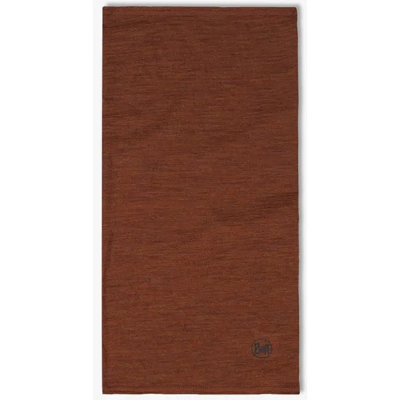 Bandana Buff Merino Lightweight Multistripes es un pañuelo de tela rectangular de color marrón óxido con un sutil logotipo bordado en la esquina inferior.