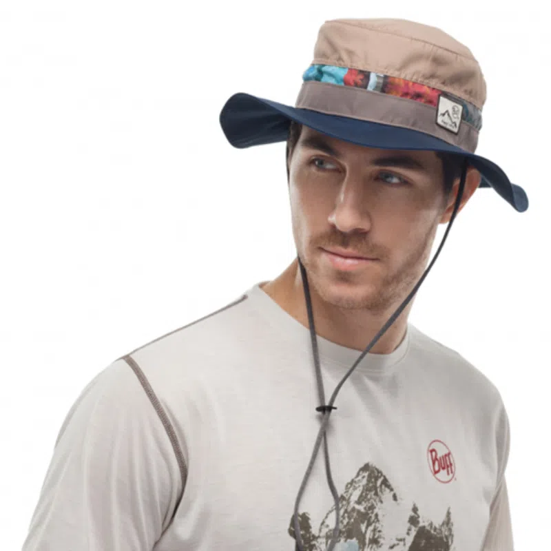 Hombre usando el Gorro Buff Explore Booney Harq Multi, ideal para protección solar en actividades al aire libre.