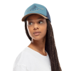 Mujer usando el Jockey Buff Trucker Brak Stone Blue con diseño gráfico en la parte frontal