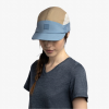 Mujer usando el Jockey Buff 5 Panel Go Domus color steel, mostrando el ajuste cómodo y el diseño multicolor de la gorra en acción