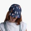 Mujer usando la gorra Jockey Buff Pack Baseball Elat Navy, mostrando el diseño colorido y casual del accesorio.