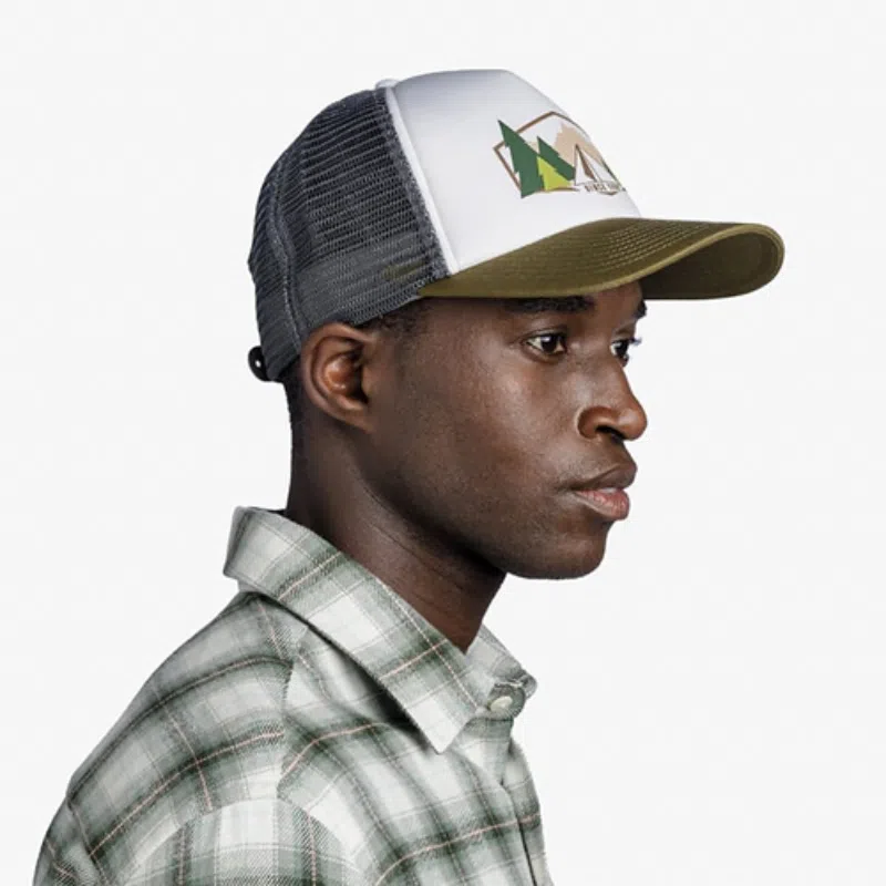 Hombre usando el Jockey Buff Trucker Darryl White con diseño de montaña