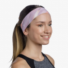 Una persona sonríe y lleva la diadema Cinta Buff CoolNet UV Slim Shane Orchid en rosa y blanco, junto con una camiseta sin mangas y pequeños aros. Lleva el pelo recogido en una cola de caballo. El fondo es liso y de color claro.