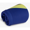 Mostrada sobre un fondo blanco liso, la funda de tela enrollada de color azul y amarillo se asemeja a la elegante Jockey Buff Pack Cycle Akim Cobalt, ideal como soporte para botellas o latas.