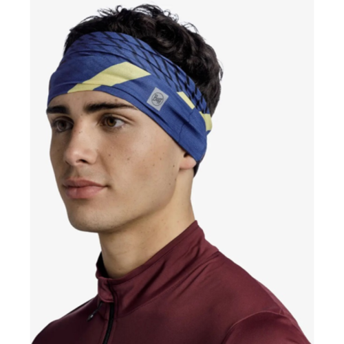 Una persona que lleva un casco interior Cinta Buff con estampado Akim Cobalt y una chaqueta con cremallera color granate sobre un fondo blanco liso.
