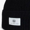 Una vista detallada del gorro Buff Tricot Drisk Black muestra una etiqueta rectangular blanca adornada con el logotipo "Buff" y el eslogan "Live More Now" en letras negras, resaltando su textura de tela acanalada.