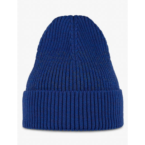 En esta imagen se muestra un gorro de punto azul, similar al Gorro Buff Merino Active Solid Cobalt. Tiene un patrón acanalado simple y una visera doblada para brindar más calidez alrededor de la frente y las orejas. El fondo es blanco liso.