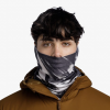 Una persona con cabello corto y oscuro lleva una chaqueta marrón y una bandana Buff ThermoNet Hetch Multi con estampado en blanco y negro. El fondo es blanco liso.