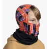 Una persona que lleva puesta la Bandana Buff Polar Niños Mullen Multi, una bufanda colorida con diseños en naranja, morado y negro, la usa para cubrirse el cabello y la parte inferior del rostro. Debajo de la bufanda, también lleva una chaqueta color canela con cuello negro.