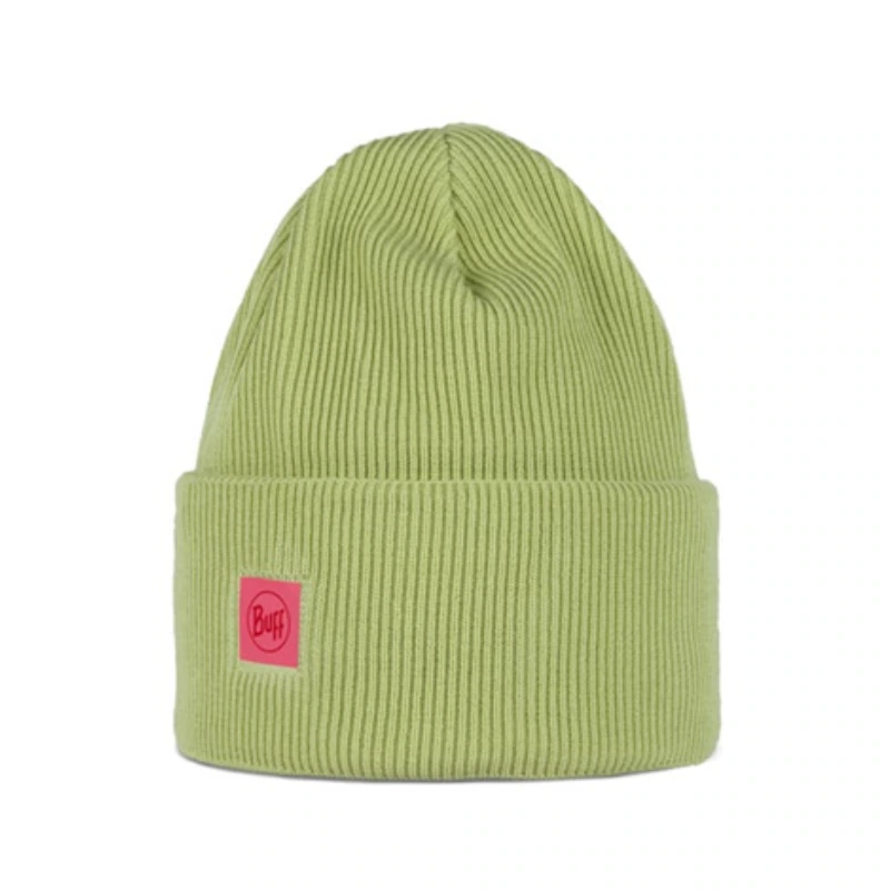 Este gorro Buff CrossKnit Solid Sheen en amarillo presenta un diseño de punto acanalado y ala doblada, acentuado por un parche rectangular rosa con el texto "BUFF" en negro para darle un toque de estilo. Los sutiles toques de brillo realzan su atractivo vibrante.