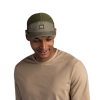 Hombre con Jockey Buff 5 Panel Air Saret en color military, mostrando el ajuste cómodo y el diseño transpirable ideal para actividades al aire libre.