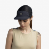 Modelo usando el Jockey Buff 5 Panel Air Saret en color black, ideal para actividades al aire libre, ligero y con diseño ventilado.