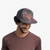 Modelo usando el Jockey Buff Trucker Ikshi con diseño negro y rojo