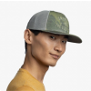 Hombre usando la gorra Jockey Buff Explore Trucker Tery color verde forestal, vista lateral con cierre ajustable y malla trasera.