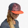 Modelo usando gorra Jockey Buff Explore Trucker Bonsy color terracota con parte trasera de malla y diseño de gráfico
