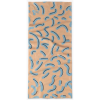 Presentamos la Bandana Buff CoolNet UV Reflectante Thisy Multi, caracterizada por su forma rectangular con fondo color canela adornado con formas abstractas y curvas de color azul y negro.