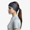 Una persona con una camisa gris claro y una cola de caballo larga lleva una vincha ancha Cinta Buff CoolNet UV Wide Bonsy Graphite. La persona mira ligeramente hacia la izquierda sobre un fondo blanco liso.