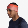 Una persona que lleva una diadema Cinta Buff CoolNet UV Wide Arthy Nectarine rosa y roja con la palabra "BUFF" se encuentra sobre un fondo liso, vestida con una camisa azul oscuro.