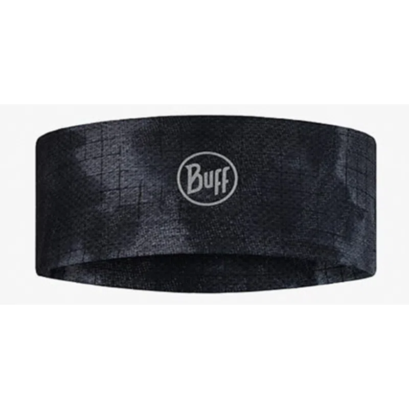 La cinta para la cabeza Cinta Buff Fastwick Bonsy Graphite es de color negro con textura estampada y presenta el logotipo de la marca en blanco en el centro. Está diseñada para actividades y deportes al aire libre, brindando comodidad y absorción del sudor.