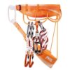 El arnés de escalada Arnés Petzl Sitta 2024 de color naranja cuenta con múltiples portamateriales para organizar mosquetones, cintas y un dispositivo de aseguramiento. El logotipo "Petzl" se puede ver con orgullo en el arnés.