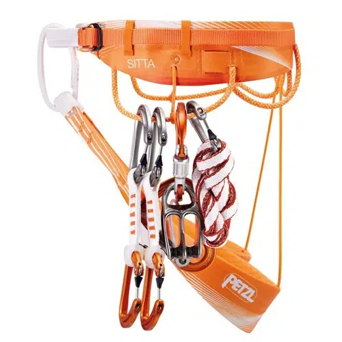El arnés de escalada Arnés Petzl Sitta 2024 de color naranja cuenta con múltiples portamateriales para organizar mosquetones, cintas y un dispositivo de aseguramiento. El logotipo "Petzl" se puede ver con orgullo en el arnés.