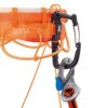 Primer plano del arnés de escalada Arnés Petzl Sitta 2024 en color naranja, con su logotipo en un lugar destacado. El arnés presenta una cuerda, un mosquetón y un bloqueador mecánico en gris y azul, todos ellos integrados a la perfección. El fondo blanco acentúa el diseño del equipo.