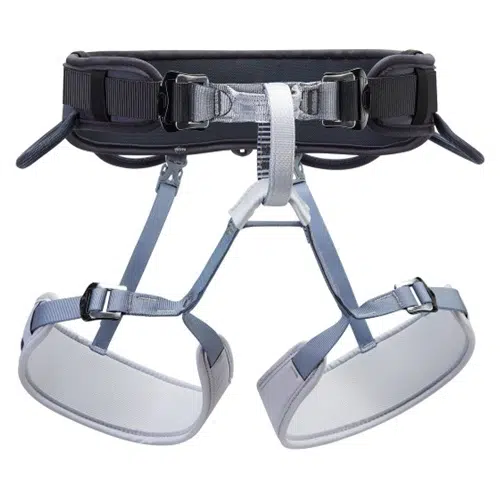 El arnés de escalada Arnés Petzl Corax 2024, disponible en gris y negro, incluye perneras y hebillas ajustables. Ideal para todos los escaladores, cuenta con portamateriales en el cinturón para organizar el equipo de manera eficiente.