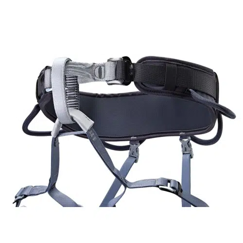 El Arnés Petzl Corax 2024 es un arnés para escalada en roca equipado con correas ajustables y un cinturón acolchado en color negro y gris. Este arnés incluye hebillas y presillas metálicas para enganchar el material de escalada, lo que proporciona seguridad y comodidad durante tus aventuras.