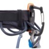 Primer plano de un equipo de escalada que muestra un arnés Arnés Petzl Corax 2024 equipado con un mosquetón, bloqueador y presillas de cuerda adjuntas. Los componentes están diseñados para garantizar la seguridad y la eficiencia en la escalada. El equipo parece resistente y bien construido.