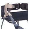 Primer plano de un arnés de escalada Arnés Petzl Corax LT de color oscuro con detalles en beige. Este arnés cuenta con correas ajustables, una hebilla resistente y presillas de metal para sujetar el equipo de escalada. Está fabricado con materiales duraderos y bien cosido para garantizar la seguridad durante las actividades de escalada.