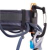 Primer plano de un equipo de escalada, con un arnés Corax LT de Arnés Petzl en negro y gris con varias cuerdas azules. Un mosquetón está firmemente sujeto al arnés, junto con un dispositivo con la etiqueta "PETZL". Los detalles en color naranja brillante resaltan el mosquetón.