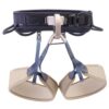 El arnés Corax LT de Arnés Petzl presenta una combinación de colores azul marino y beige, con correas y hebillas ajustables. Está diseñado para brindar seguridad y comodidad durante las actividades de escalada con sus perneras anchas y cinturón acolchado.